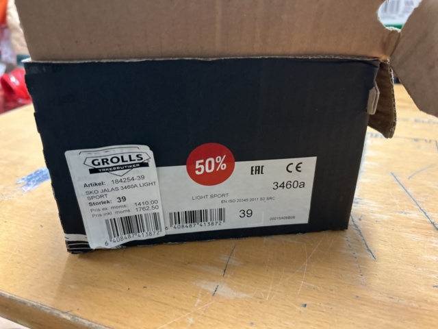 1378255-33 Arbetskläder och skyddsutrustning – blandat parti med jackor, skyddsglasögon och arbetsskor