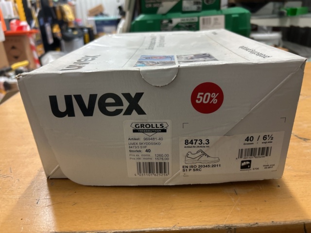 1378255-34 Arbetskläder och skyddsutrustning – blandat parti med jackor, skyddsglasögon och arbetsskor