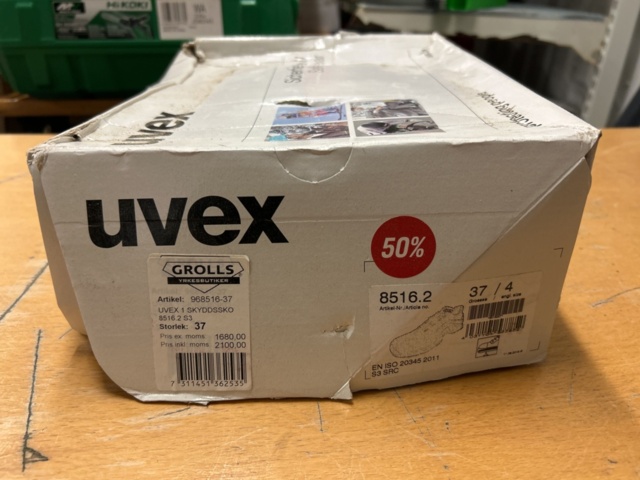 1378255-35 Arbetskläder och skyddsutrustning – blandat parti med jackor, skyddsglasögon och arbetsskor