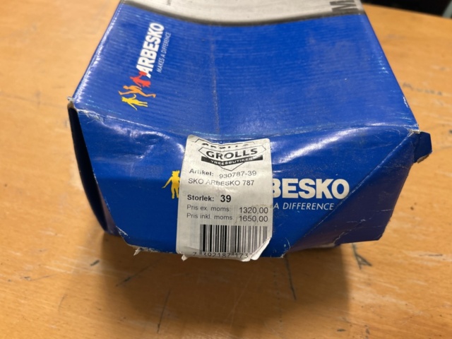 1378255-36 Arbetskläder och skyddsutrustning – blandat parti med jackor, skyddsglasögon och arbetsskor