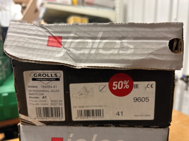 1378255-37 Arbetskläder och skyddsutrustning – blandat parti med jackor, skyddsglasögon och arbetsskor