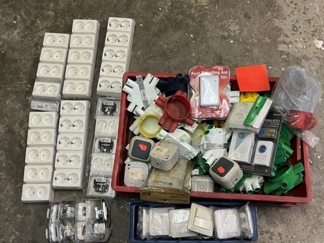 1432220-4 Diverse elartiklar från nedlagd butik