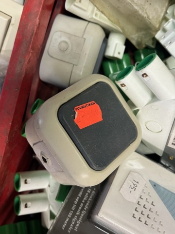 1432220-5 Diverse elartiklar från nedlagd butik