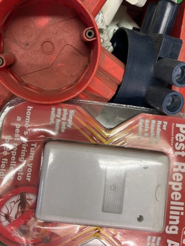 1432220-6 Diverse elartiklar från nedlagd butik