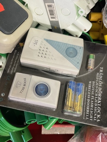 1432220-7 Diverse elartiklar från nedlagd butik