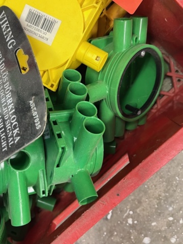 1432220-8 Diverse elartiklar från nedlagd butik