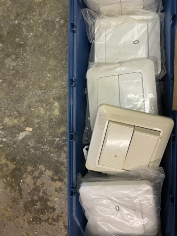 1432220-10 Diverse elartiklar från nedlagd butik