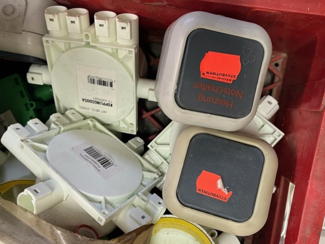 1432220-11 Diverse elartiklar från nedlagd butik