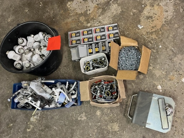 1432221-1 Diverse skruv och bult