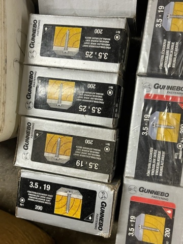 1432221-3 Diverse skruv och bult