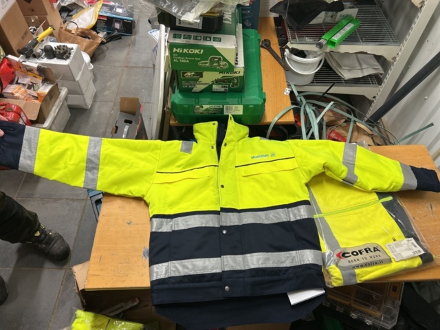 1378255-40 Arbetskläder och skyddsutrustning – blandat parti med jackor, skyddsglasögon och arbetsskor