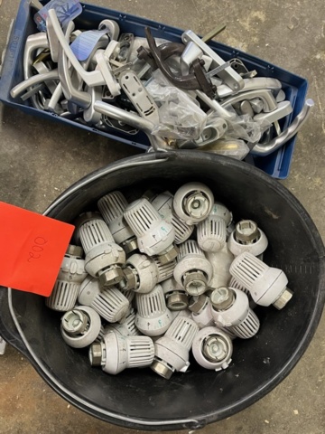 1432221-5 Diverse skruv och bult