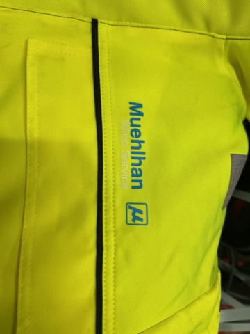 1378255-41 Arbetskläder och skyddsutrustning – blandat parti med jackor, skyddsglasögon och arbetsskor