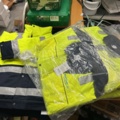 1378255-43 Arbetskläder och skyddsutrustning – blandat parti med jackor, skyddsglasögon och arbetsskor