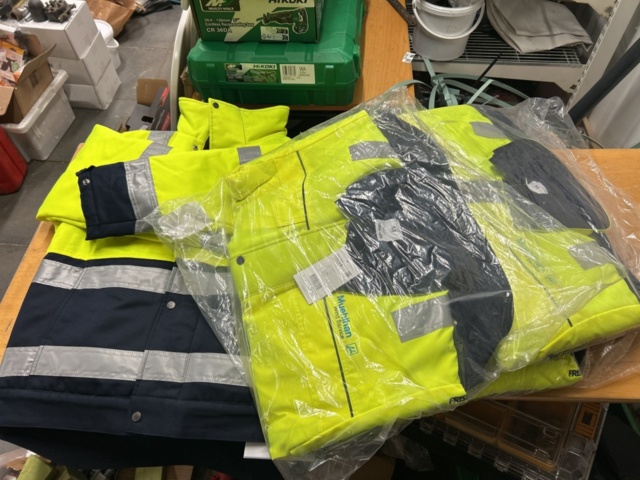 1378255-43 Arbetskläder och skyddsutrustning – blandat parti med jackor, skyddsglasögon och arbetsskor