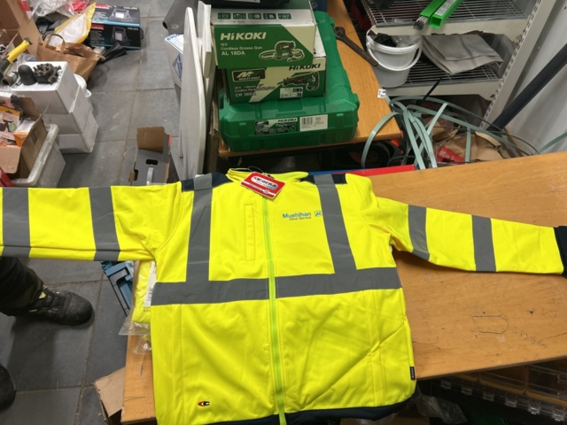 1378255-44 Arbetskläder och skyddsutrustning – blandat parti med jackor, skyddsglasögon och arbetsskor