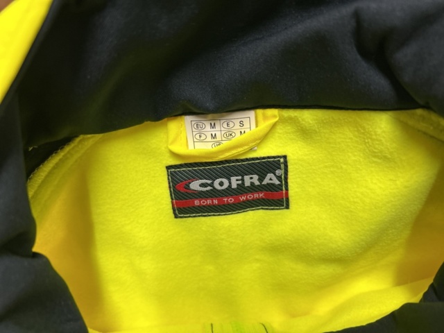 1378255-46 Arbetskläder och skyddsutrustning – blandat parti med jackor, skyddsglasögon och arbetsskor