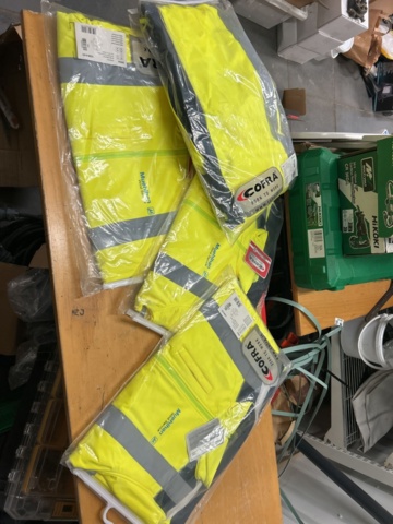 1378255-48 Arbetskläder och skyddsutrustning – blandat parti med jackor, skyddsglasögon och arbetsskor