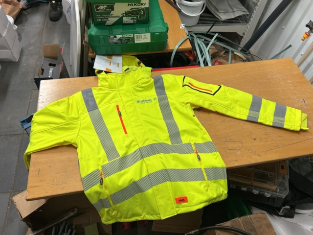 1378255-49 Arbetskläder och skyddsutrustning – blandat parti med jackor, skyddsglasögon och arbetsskor