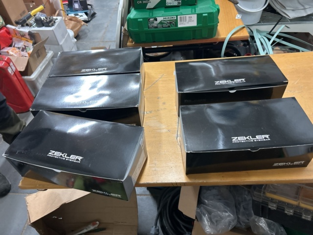 1378255-54 Arbetskläder och skyddsutrustning – blandat parti med jackor, skyddsglasögon och arbetsskor