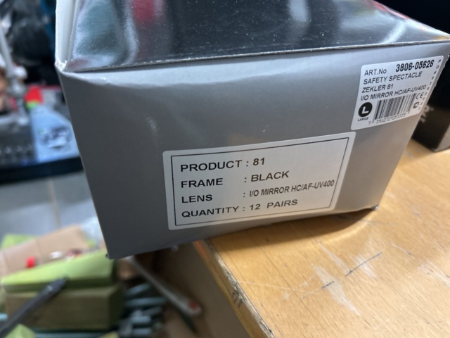 1378255-55 Arbetskläder och skyddsutrustning – blandat parti med jackor, skyddsglasögon och arbetsskor