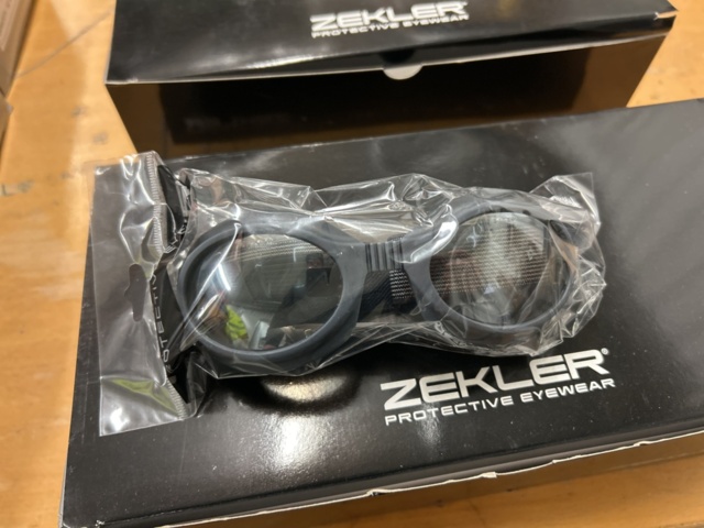 1378255-56 Arbetskläder och skyddsutrustning – blandat parti med jackor, skyddsglasögon och arbetsskor