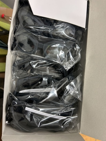 1378255-57 Arbetskläder och skyddsutrustning – blandat parti med jackor, skyddsglasögon och arbetsskor