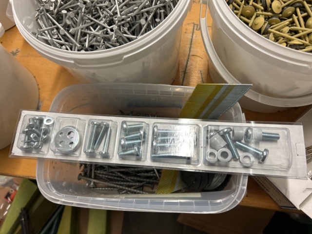 1378256-16 Blandat parti skruv och infästningsmaterial