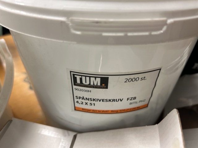 1378256-18 Blandat parti skruv och infästningsmaterial