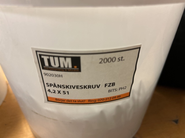 1378256-19 Blandat parti skruv och infästningsmaterial