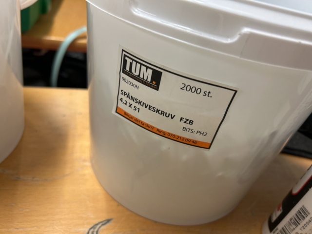 1378256-20 Blandat parti skruv och infästningsmaterial