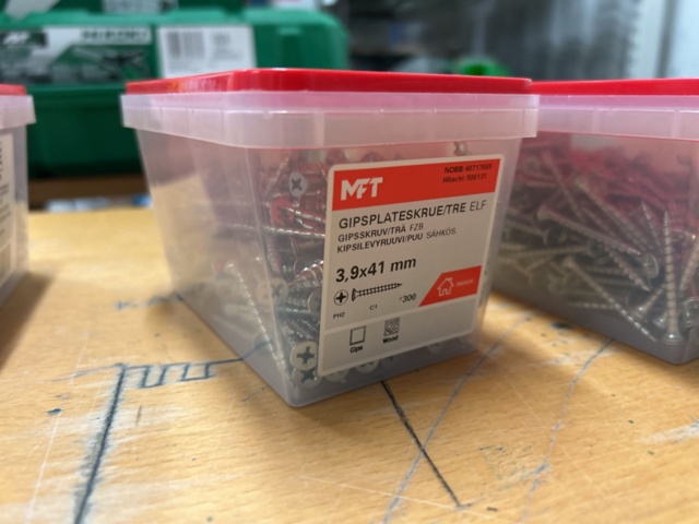 1378256-23 Blandat parti skruv och infästningsmaterial