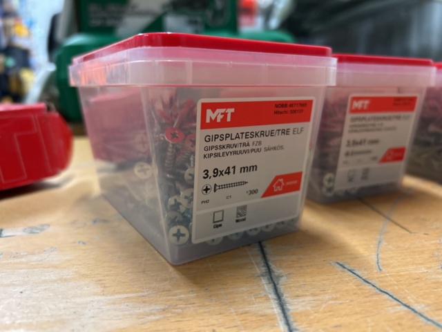 1378256-24 Blandat parti skruv och infästningsmaterial