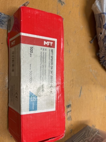 1378256-25 Blandat parti skruv och infästningsmaterial