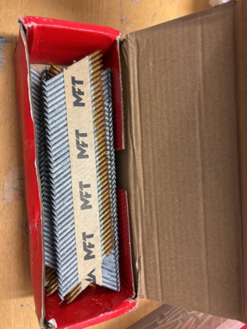 1378256-26 Blandat parti skruv och infästningsmaterial