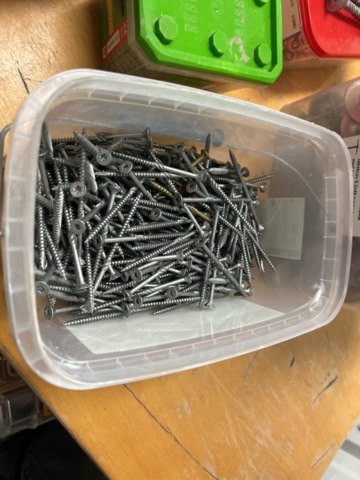 1378256-28 Blandat parti skruv och infästningsmaterial