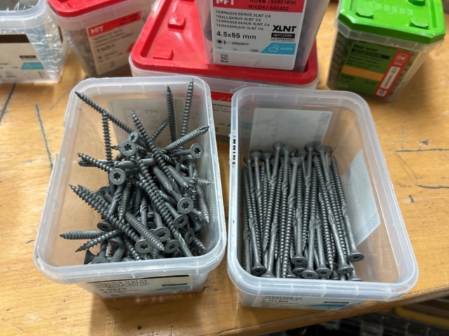 1378256-30 Blandat parti skruv och infästningsmaterial