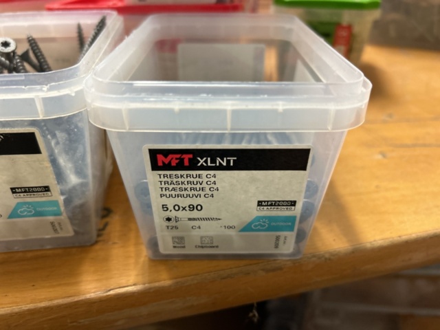 1378256-31 Blandat parti skruv och infästningsmaterial