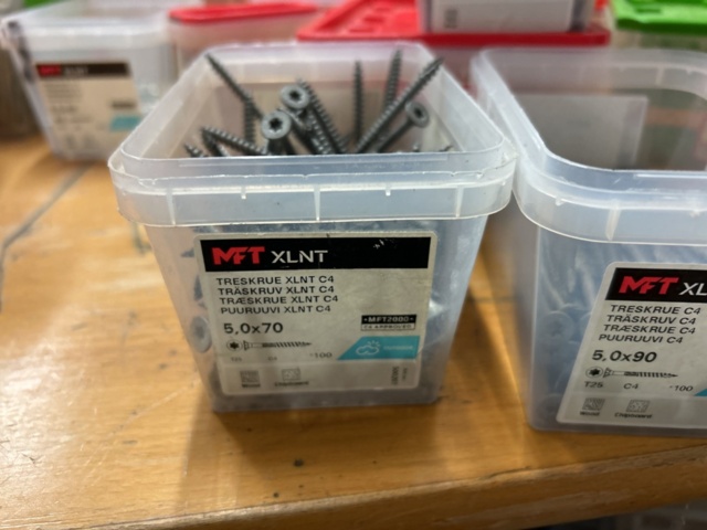 1378256-32 Blandat parti skruv och infästningsmaterial