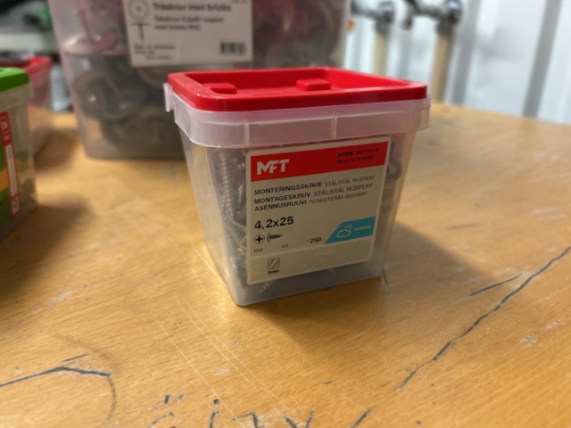 1378256-33 Blandat parti skruv och infästningsmaterial