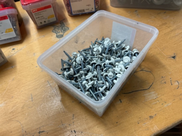 1378256-36 Blandat parti skruv och infästningsmaterial