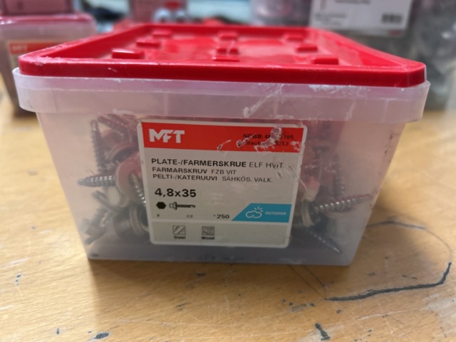 1378256-37 Blandat parti skruv och infästningsmaterial