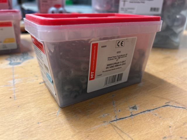 1378256-38 Blandat parti skruv och infästningsmaterial