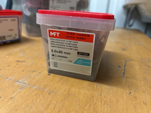 1378256-39 Blandat parti skruv och infästningsmaterial