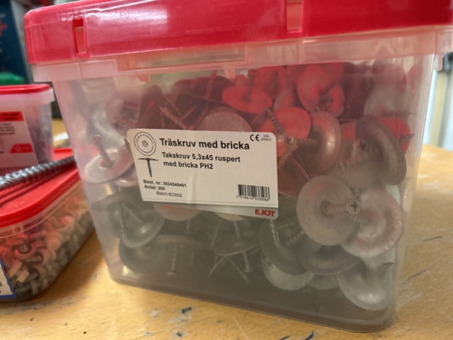 1378256-44 Blandat parti skruv och infästningsmaterial