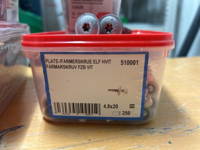 1378256-46 Blandat parti skruv och infästningsmaterial