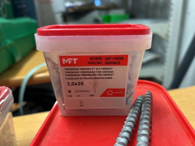 1378256-47 Blandat parti skruv och infästningsmaterial