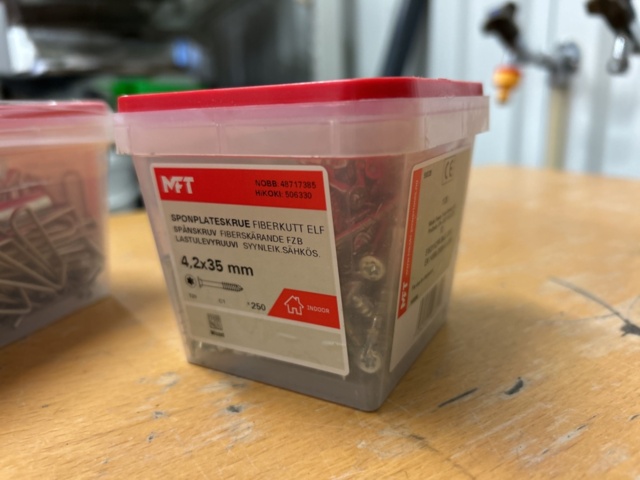 1378256-49 Blandat parti skruv och infästningsmaterial