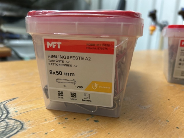 1378256-50 Blandat parti skruv och infästningsmaterial