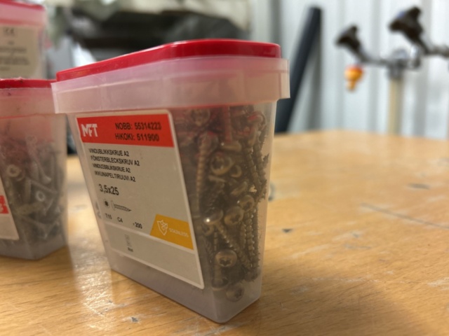 1378256-53 Blandat parti skruv och infästningsmaterial